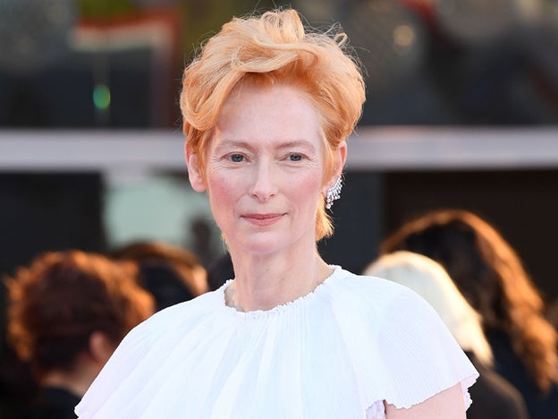 Tilda Swinton ha elegido la gama cormática del melocotón tanto para su maquillaje como para su tinte de pelo.