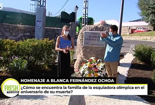Los hijos de Blanca Fernández Ochoa en el homenaje a su madre en Cercedilla.