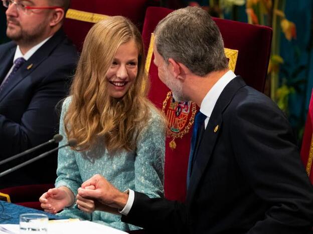 Pincha en la foto para ver, en imágenes, el debut de Leonor en los Premios Princesa de Asturias./Gtres