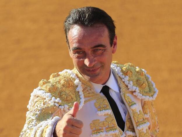 Enrique Ponce después de hacer ese gesto con su espada en un claro guiño a su pareja. Pincha sobre la foto para ver el club de los famosos que se buscaron un amor más joven tras divorciarse./gtres.