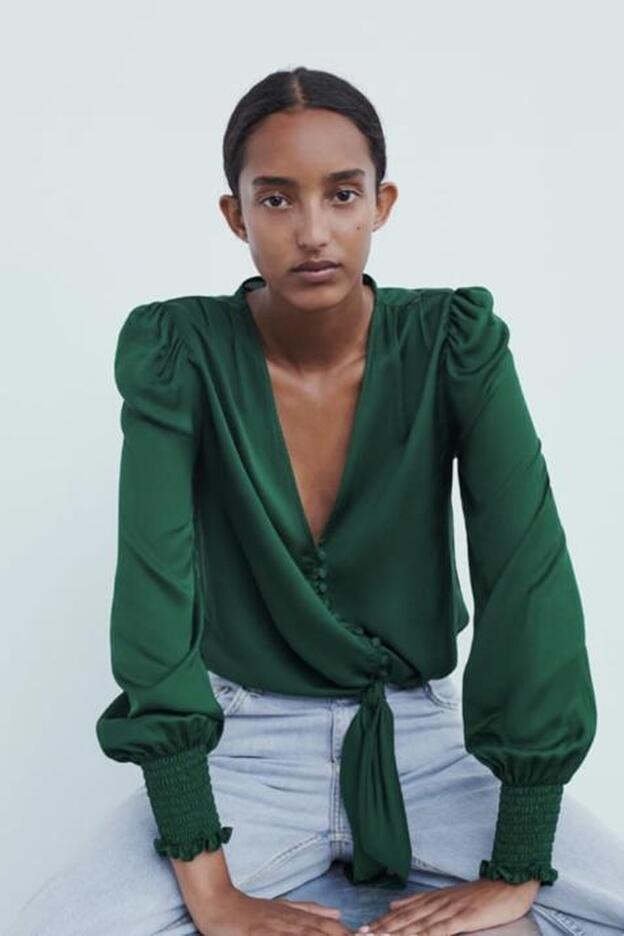 Esta es la blusa de Zara verde con la que vamos a copiarle el look a Ana Soria.