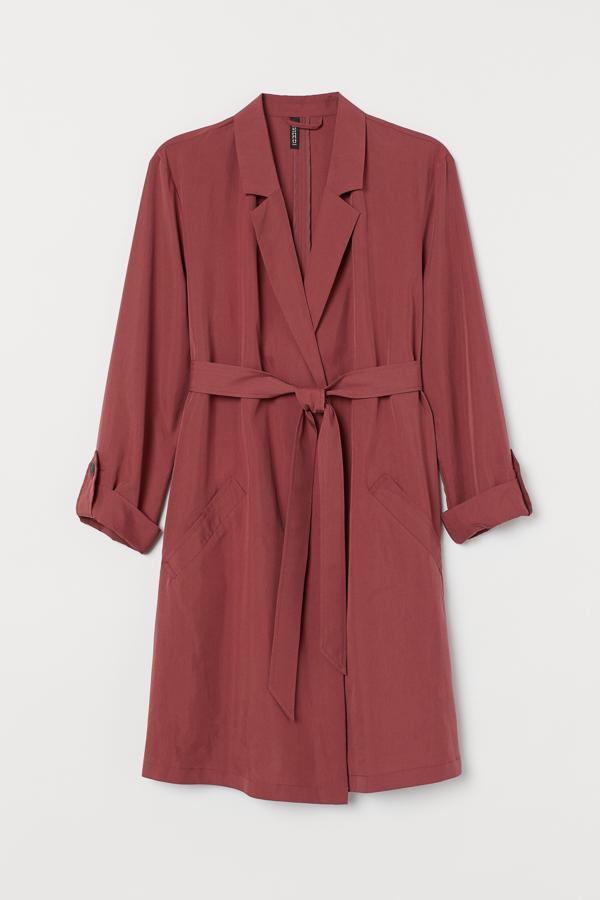 Trench rojo teja en mezcla de modal de H&M: 34,99 euros