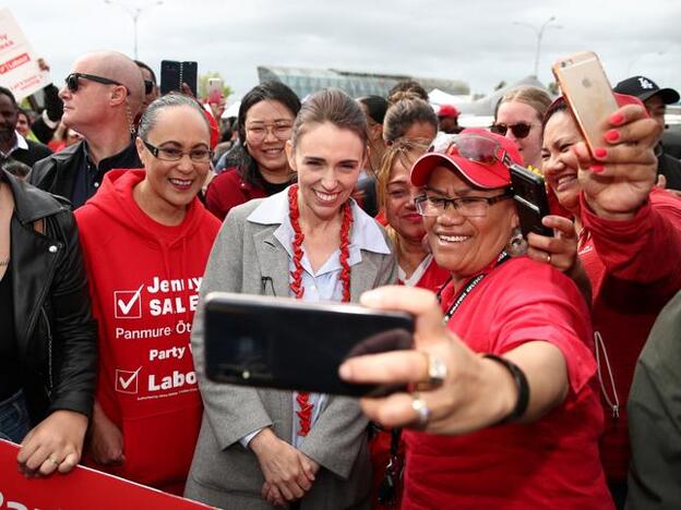 Otro momento multitudinario de la campaña electoral, con Jacinda Ardern rodeada de seguidores.