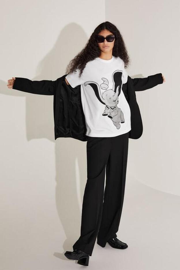Camiseta estampada con Dumbo, de Zara (15,95 €).