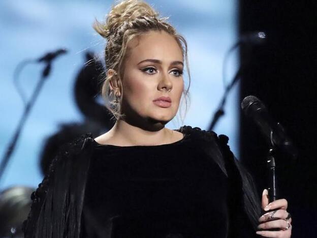 Adele realizó un monólogo riéndose de su pérdida de peso. Pincha sobre la foto para ver los cambios físicos más impactantes de los famosos, como el suyo./gtres.