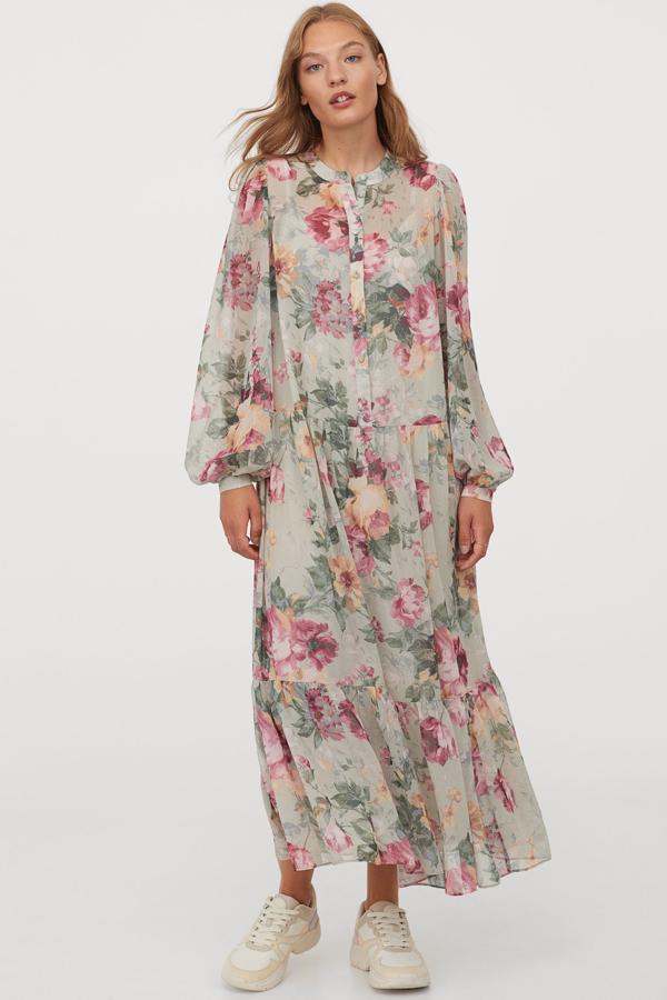 Vestido de gasa midi con manga larga de estampado floral sobre fondo verde menta de H&M: 39,99 euros