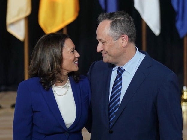 Kamala Harris y Doug Emhoff comparte fotografías divertidas juntos en Instagram.