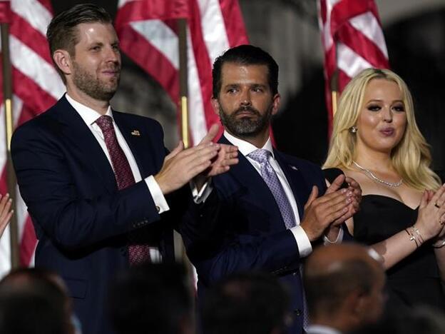 De izquierda a derecha, Eric, Donald y Tiffany Trump.