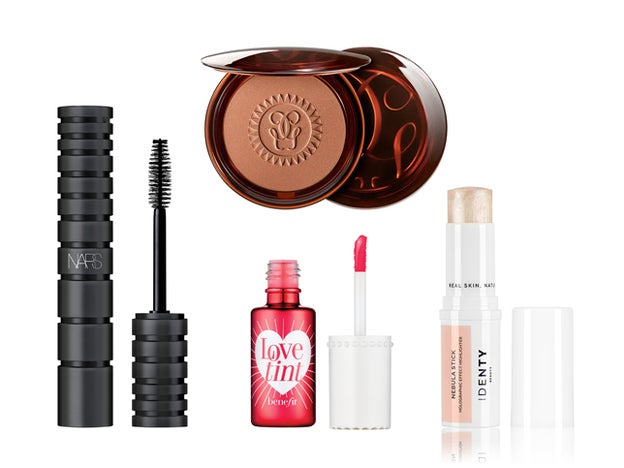 Climax Extreme Mascara de Nars (25 €). Polvos bronceadores Mini Terracotta de Guerlain (19,99 €). Tinte para labios y mejillas Love Tint de Benefit Cosmetics (19,99 €). Iluminador Nebula Stick de Identy Beauty (15 €).