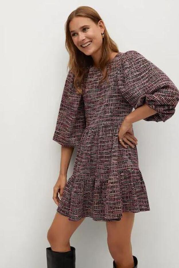 El vestido que lleva Paula Echevarría es este modelo de efecto tweed de Mango. Cuesta 39,99 euros.