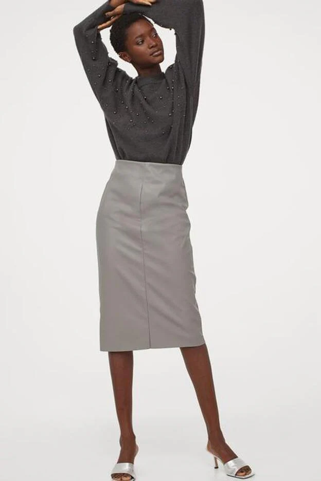 Estamos alucinando: esta falda efecto piel tan cool es H&M y la tienes hasta la talla 50 | Mujer Hoy