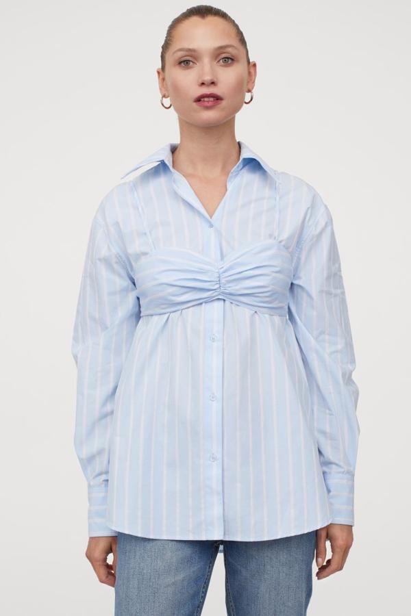 Con rayas o lisas, las camisas oversize que se llevan ahora son azules