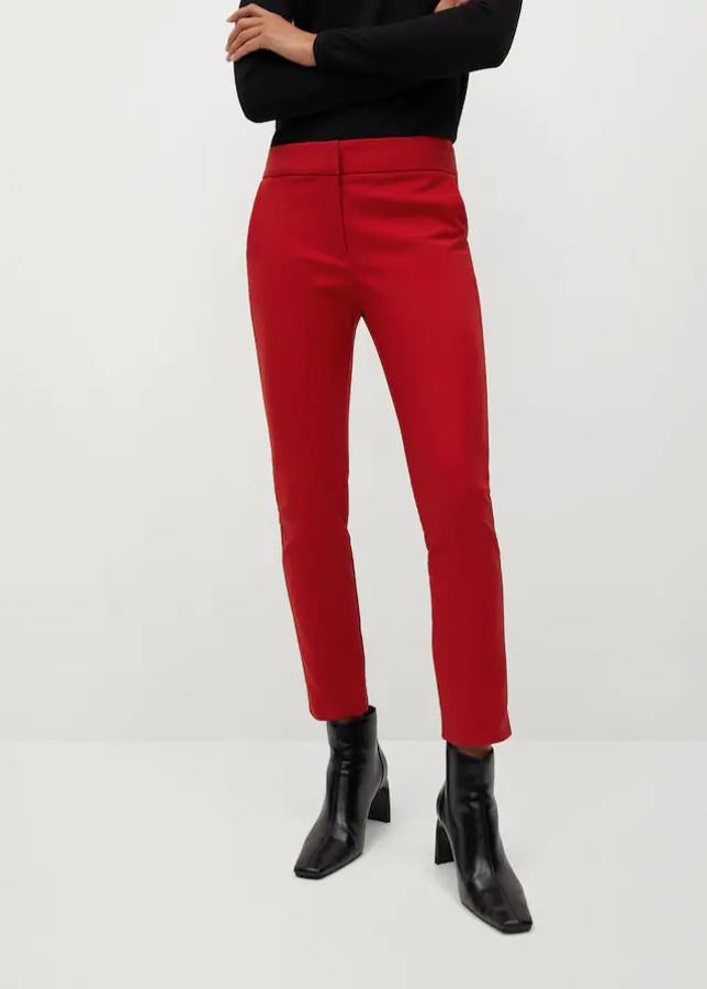 Pantalones pitillo de traje color rojo de Mango: 25,99 euros