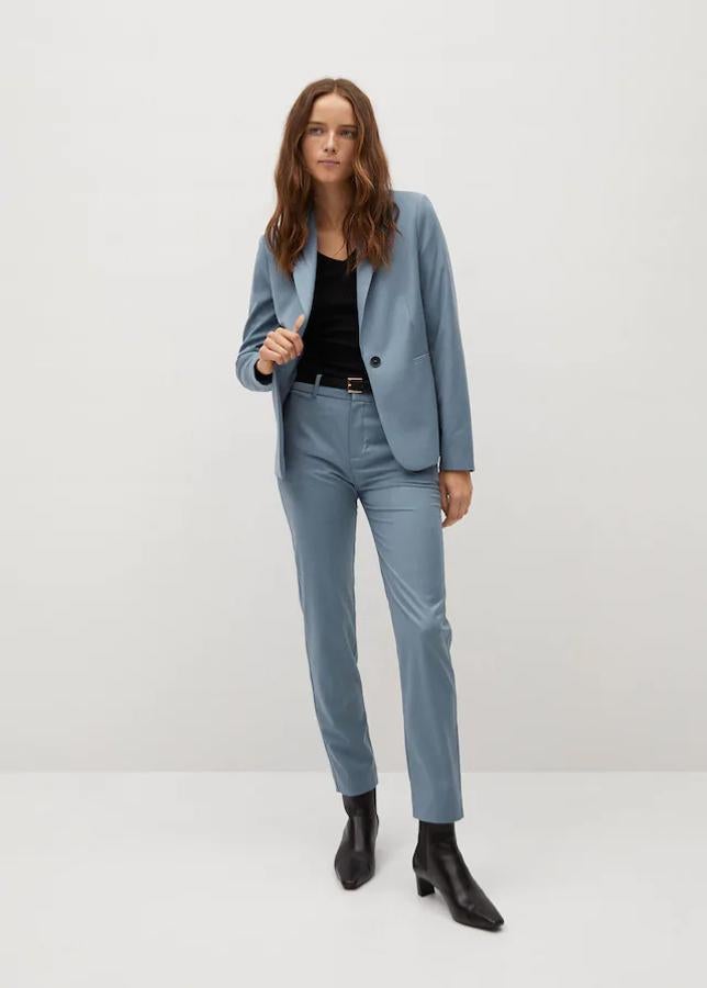 Pantalón de traje con cinturón azul celeste de Mango: 29,99 euros