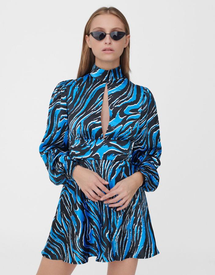 Vestido satinado estampado en tonos azules y negros de Bershka: 29,99 euros