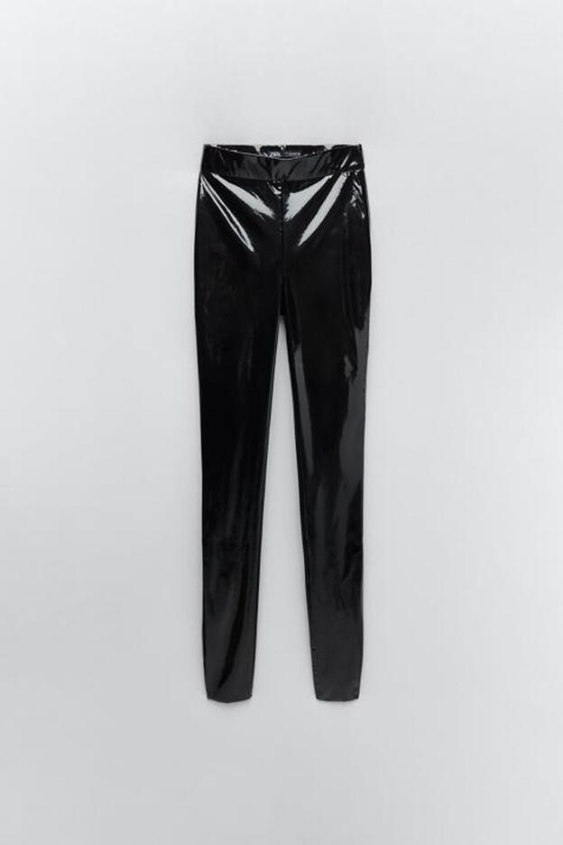 Pantalón negro tipo legging con acaabado vinilo de Zara (19,99 euros)