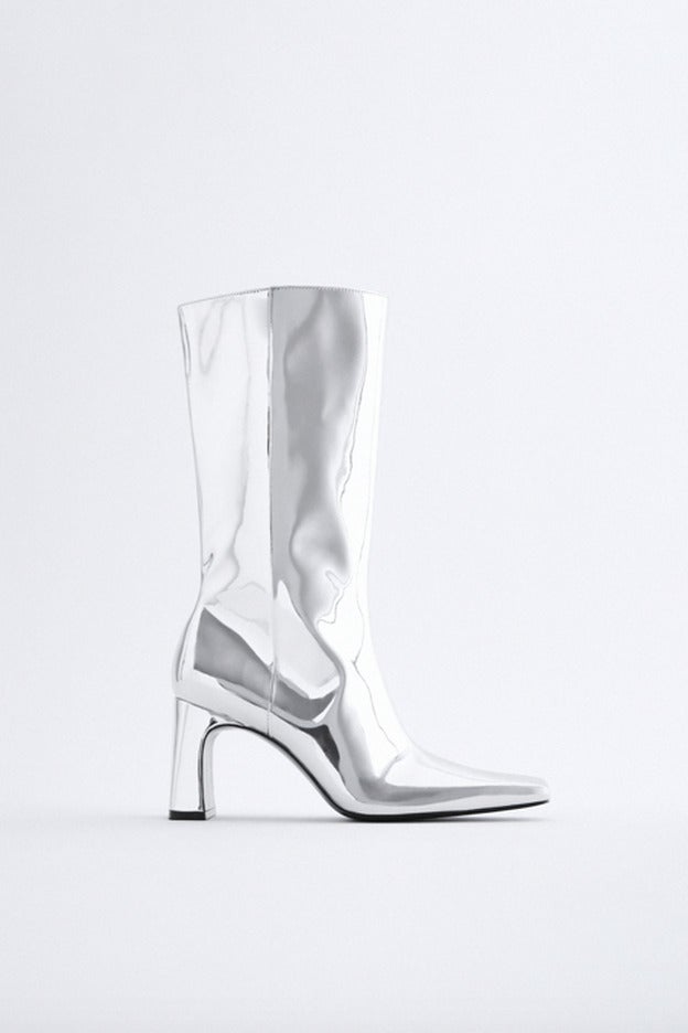 Botas altas metalizadas con tacón alto de Zara.