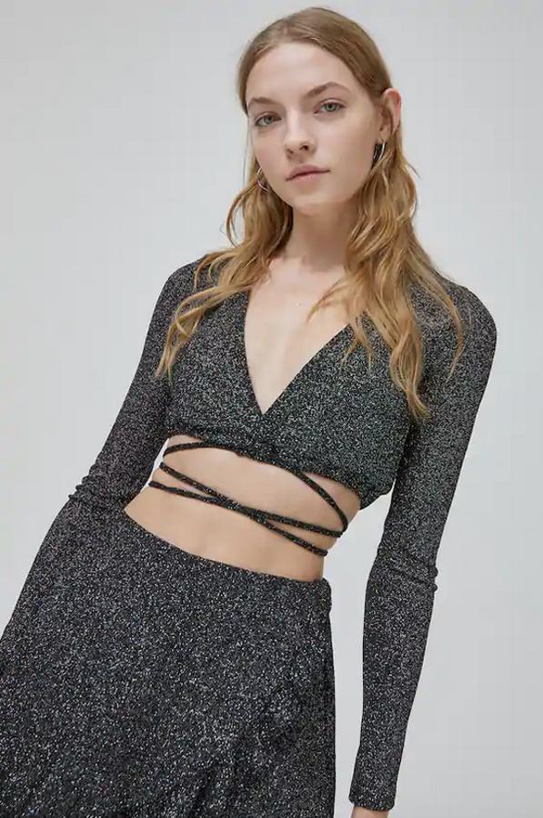 Diez tops que cuestan menos de 20 euros y te van a solucionar más de un look esta Navidad