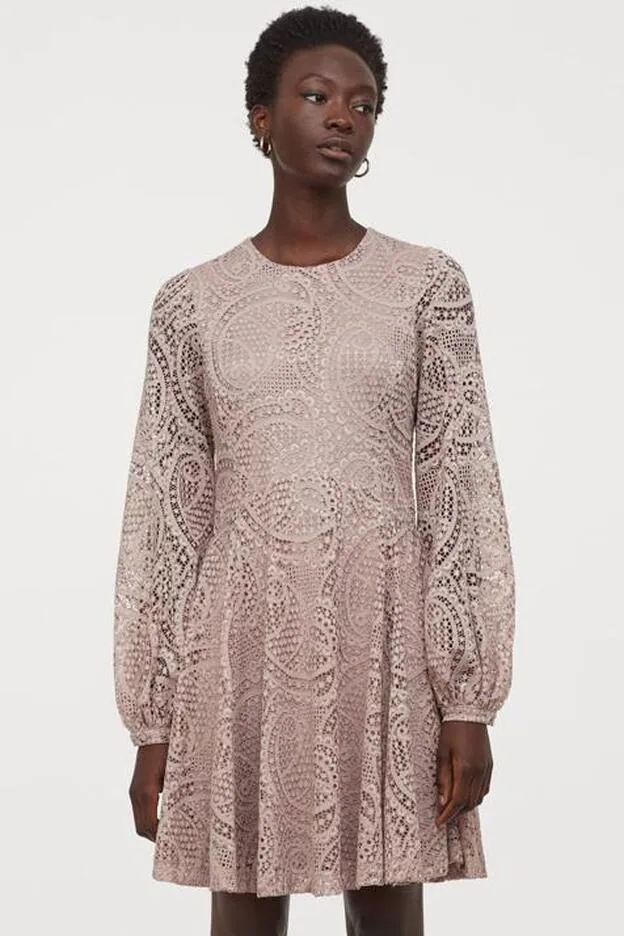 vestidos de encaje de H&M muy y baratos con los que elevar cualquier look navideño | Mujer Hoy