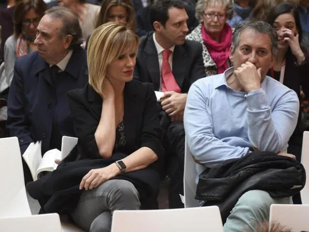 Susanna Griso y Carles Torras se separan de mutuo acuerdo tras más de dos décadas de matrimonio. Pincha sobre la foto para ver otras parejas que, como ellos, ha roto este 2020./gtres.