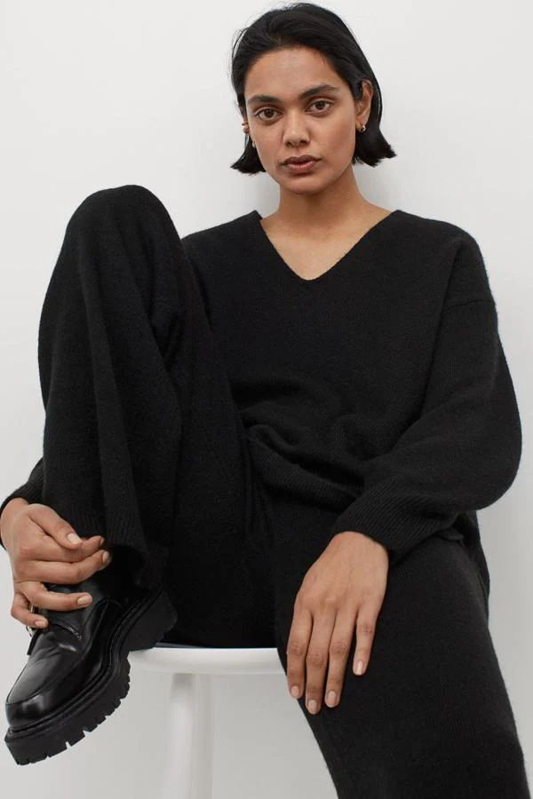 11 jerséis negros perfectos para tus looks de fiesta y para elevar cualquier estilismo