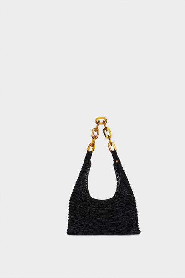 Bolso negro cubierto con abalorios y asa cadena de carey de Parfois (19,99 euros)