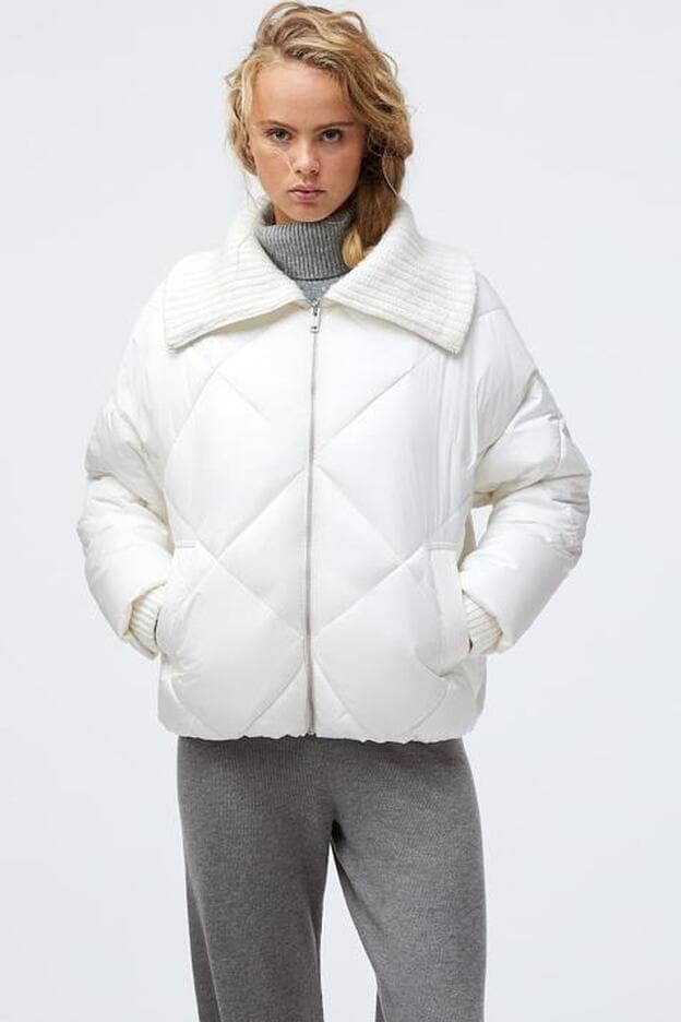 En color crudo, este favorecedor abrigo acolchado será tu imprescindible para los días de frío.