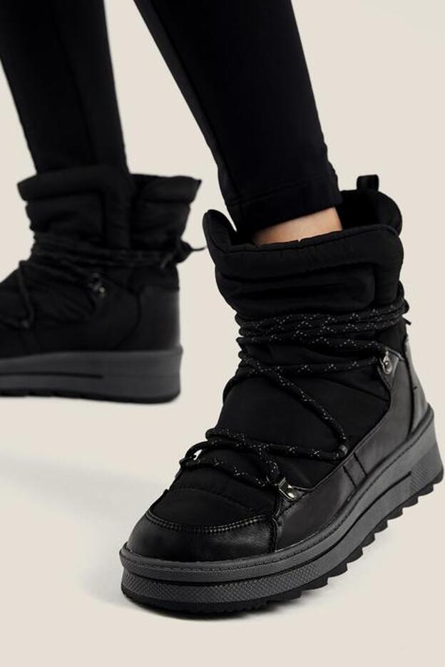 Esta bota negra súper cómoda pedirá todo el protagonistmo de tus looks invernales.