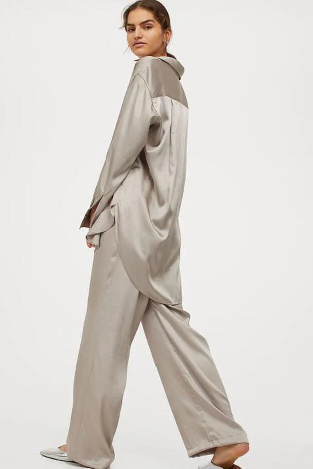 Descubre todo lo que el satén puede hacer por ti, con este favorecedor conjunto de pantalón y camisa H&M | Mujer Hoy