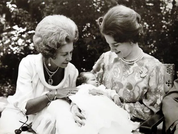 En la fotografía, la reina Federica de Grecia con su nuera y su nieto. Pincha en la foto para descubrir los momentos más importantes en la vida de la reina Sofía./gtres