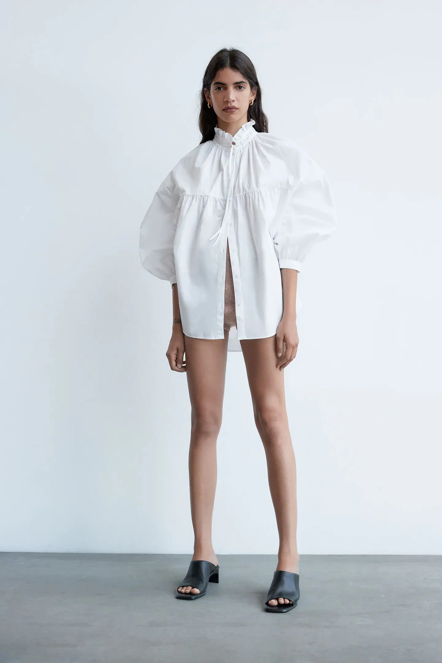 Fotos: Las camisas blancas más bonitas de las de Zara que serán tendencia esta primavera que ya nos hacen soñar con el buen tiempo | Mujer Hoy