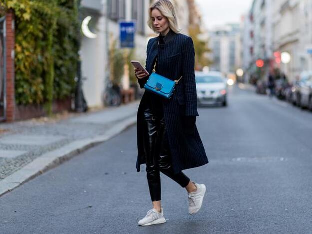 10 OUTFITS CASUALES CON DEPORTIVAS NEGRAS EN TENDENCIA/¿COMO COMBINAR? 