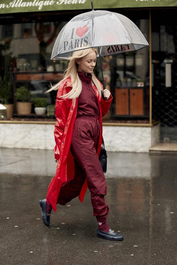 Los mejores looks de las parisinas para días de lluvia