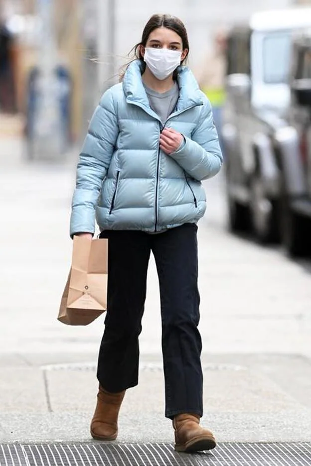 Katie Holmes con sudadera y abrigo marinero, Moda