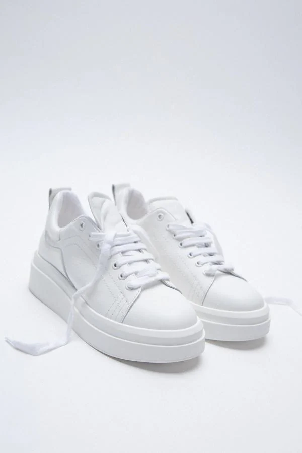 travesura En detalle símbolo Fotos: Cómodas y fáciles de combinar: estas sneakers blancas son las más  bonitas (y baratas) de la temporada | Mujer Hoy