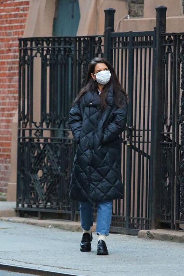 Aplicable Benigno Sobrevivir Katie Holmes tiene el abrigo acolchado de Mango tendencia que quieren las  que más saben de moda | Mujer Hoy