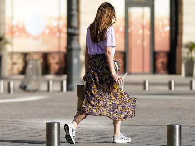 falda midi de Lefties muy barata es perfecta para llevar con zapatillas o botines en primavera | Mujer Hoy