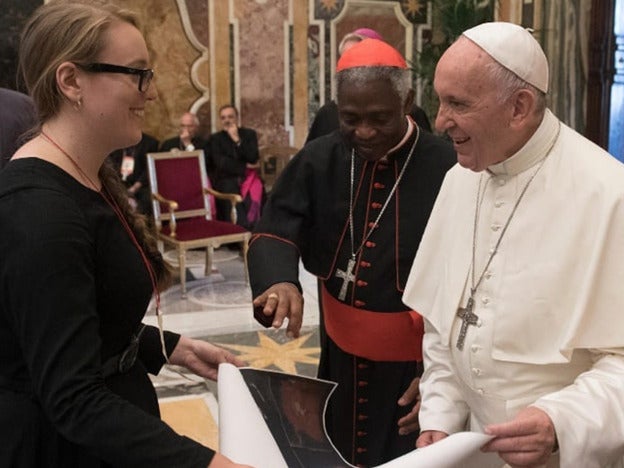 Molly Burhans y el Papa Francisco, en su primer encuentro en el Vaticano.