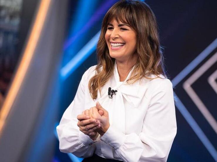 17 camisas blancas originales que nos gustaría que llevara Nuria Roca presentando 'El Hormiguero'