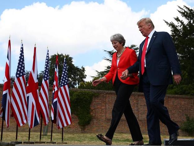 Al menos en tres ocasiones, Donald Trump se empeñó en agarrar firmemente la mano de Theresa May, provocando los momentos más incómodos que se recuerdan entre una primera ministra británica y un presidente estadounidense./GTRES