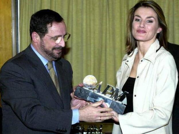 Letizia Ortiz, en 2001, recogiendo su Premio Larra de la APM.