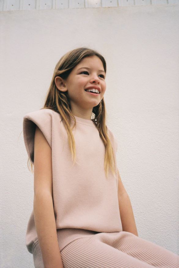 Los jerséis y chaquetas más bonitos de Zara Kids para ir a juego con tu hija
