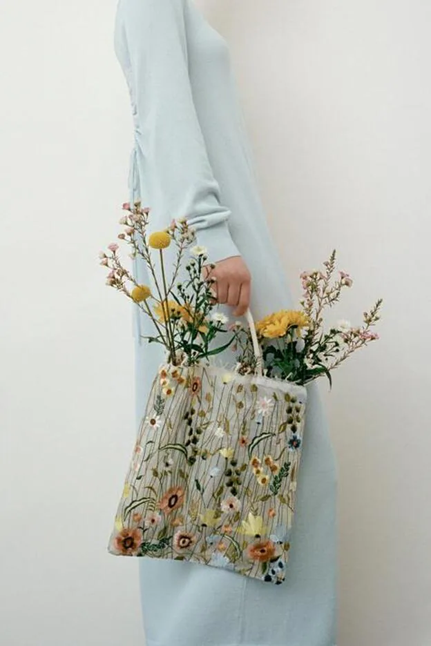 Este bolso de tul y flores de Zara es tan romántico nos ha enamorado para llevar con todo esta primavera | Mujer Hoy