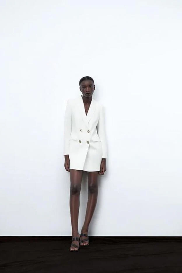 La blazer larga de Zara vuelve tres colores irresistibles y la excusa que son dos prendas en una es perfecta para con ella | Mujer Hoy