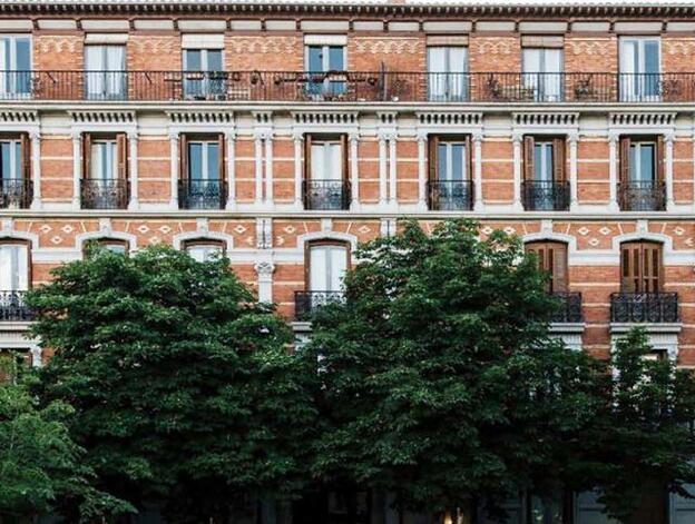 Fachada del edificio rehabilitado donde se encuentra la nueva casa de lujo de Marta Ortega, en la Plaza d la Villa de París de Madrid.