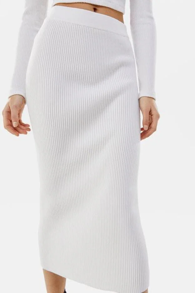 La falda de punto de Bershka que a convertir en un básico de tu armario porque es cómoda, favorecedora y sienta bien en todas las tallas | Mujer Hoy