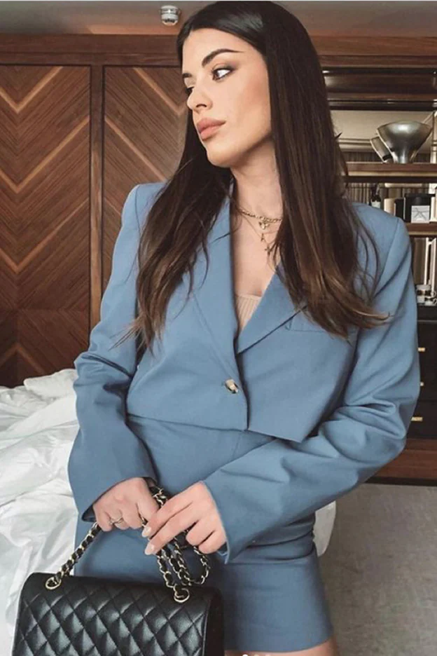 La obsesión es real: estas son blazer cropped que arrasan en Instagram porque son ponibles, favorecen a partir de los 50 y disimulan barriga con pantalones altos | Mujer Hoy