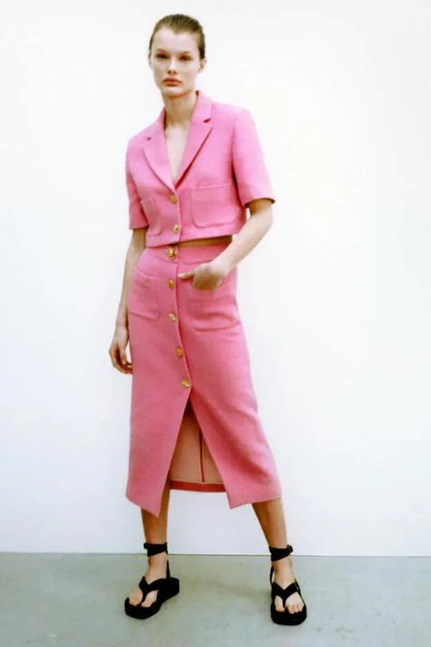 traje tweed rosa con blazer cropped y midi de la nueva colección de Zara es el más bonito, elegante y favorecedor que vas a ver esta primavera | Mujer