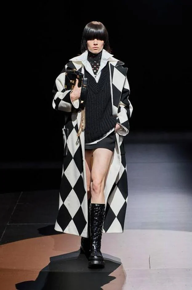 Semana de la moda Milán: la fabulosa colección de Valentino nos ha confirmado que se ser la más elegante vistiendo tan solo de blanco y negro | Mujer