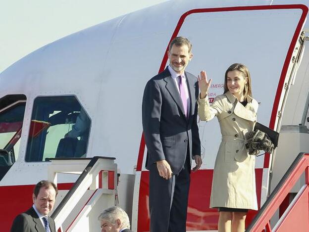 Los Reyes, en una imagen de archivo antes de empezar uno de sus viajes de estado al extranjero.